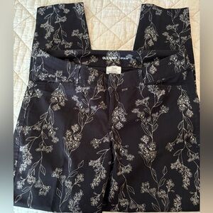 Old Navy Black and White Floral Pixie Pants size 4